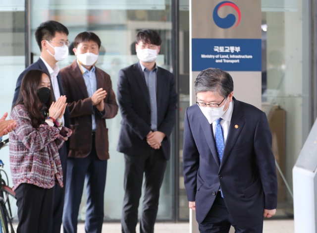 변창흠 국토교통부 장관이 16일 오후 세종시 정부세종청사에서 열린 이임식을 마친 뒤 떠나며 직원들과 인사하고 있다. 연합뉴스