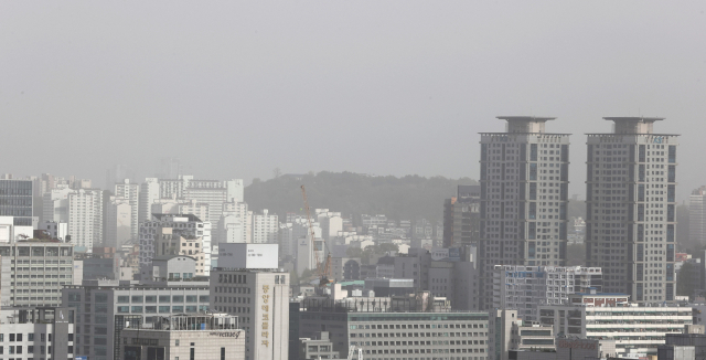 전국 대부분 지역이 중국·몽골발 황사 영향권에 들고 있는 가운데 16일 오후 서울 종로구 일대 도심이 뿌옇다. 연합뉴스