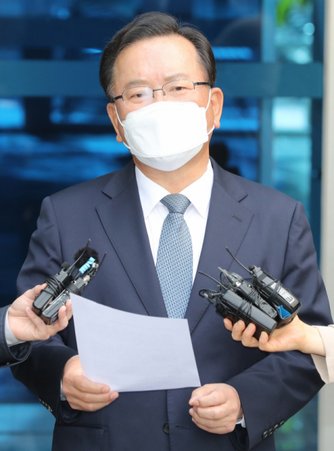 김부겸 국무총리 후보자가 16일 오후 서울시 종로구 임시 사무실이 마련된 금융연수원에서 업무보고를 받은 뒤 건물 밖으로 나와 소감을 밝히고 있다. 연합뉴스