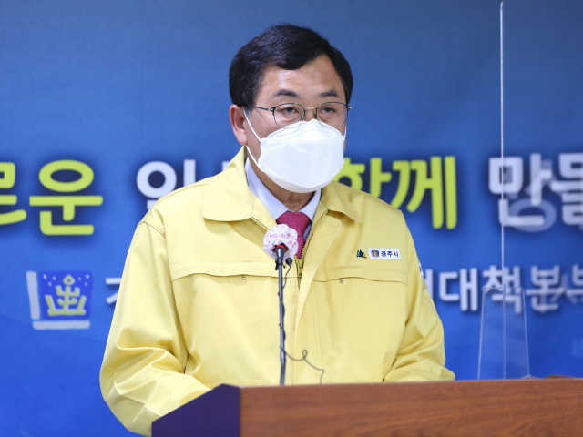 경북 경주에서 최근 코로나19 확진자가 연이어 나오면서 16일 오후 주낙영 경주시장이 코로나19 관련 영상 브리핑을 하고 있다. 경주시 제공