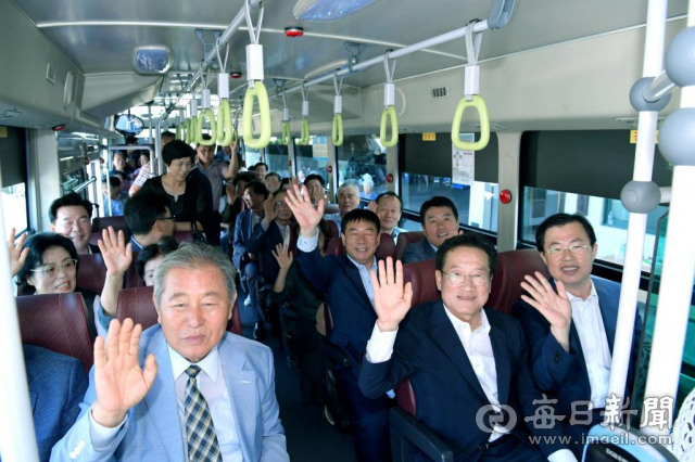 최기문(앞줄 가운데) 영천시장과 이만희(앞줄 오른쪽) 국회의원을 비롯한 영천지역 인사들이 영천 시내버스를 타고 영천-경산-대구 간 광역 무료 환승을 체험하며 손을 흔들고 있다. 영천시 제공