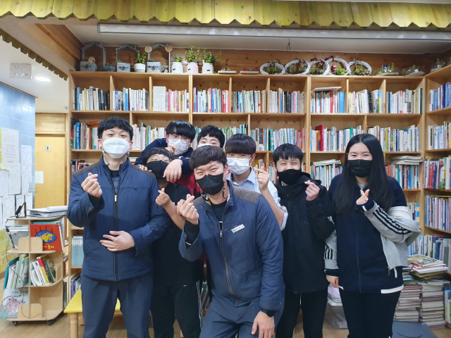 아이들과 함께 활짝 웃고 있는 신한울건설소 이재훈, 김인섭 주임. 한울본부 제공