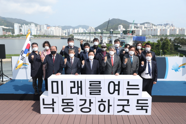 [사진] 낙동강하굿둑 경관 리모델링사업 착공식 기념촬영