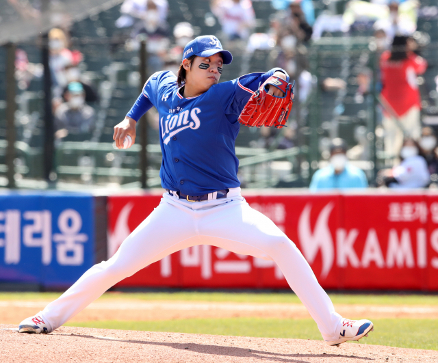 삼성라이온즈 원태인이 18일 부산 사직구장에서 롯데자이언츠를 상대로 선발 마운드에 올라 7이닝 10탈삼진 무실점 완벽투를 선보였다. 삼성라이온즈 제공
