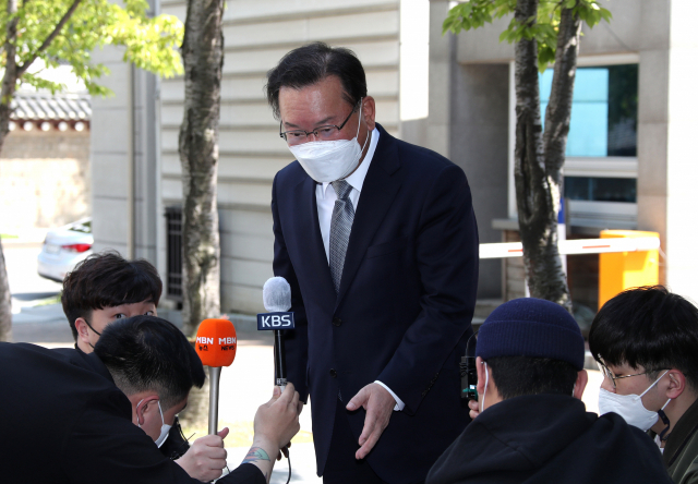 김부겸 국무총리 후보자가 휴일인 18일 오후 서울 종로구 통의동 금융연수원에 마련된 사무실에 청문회 준비를 위해 출근하며 기자의 질문에 답하고 있다. 연합뉴스