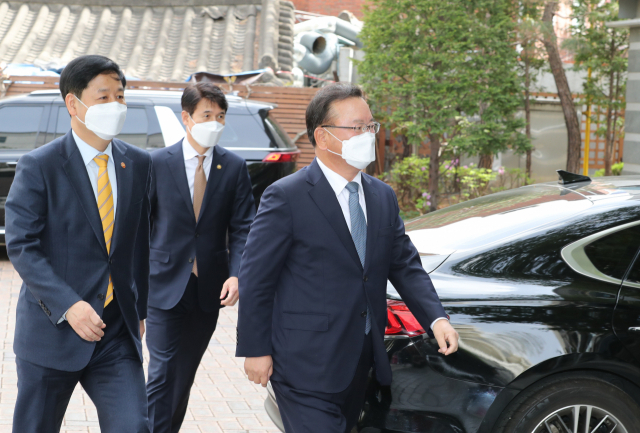 김부겸 국무총리 후보자가 16일 오후 서울시 종로구 임시 사무실이 마련된 금융연수원에 직접 운전하고 와서 차에서 내린 뒤 구윤철 국무조정실장의 안내를 받아 건물로 들어가고 있다. 연합뉴스