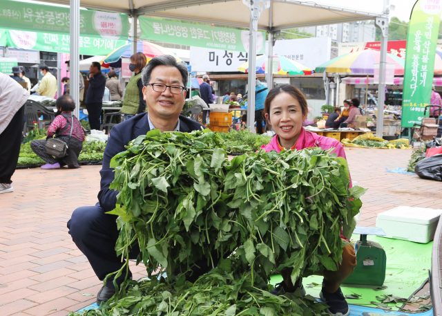 영양군이 올해도 코로나19 여파로 산나물축제를 온·오프라인 행사로 추진한다. 사진은 지난해 범군민운동으로 번진 영양산나물보내기 운동을 홍보하는 오도창 영양군수. 영양군 제공