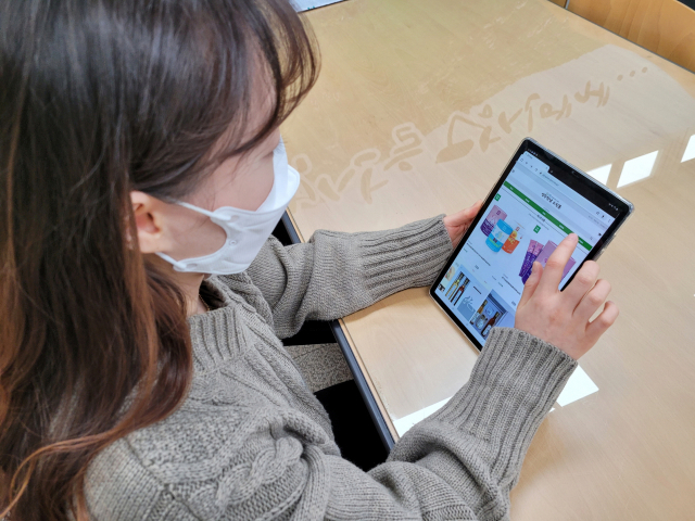 스마트폰을 이용, 영주장날 쇼핑몰을 둘러보고 있다. 영주시 제공
