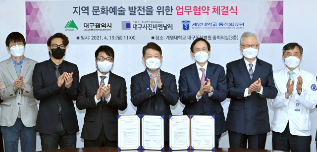 왼쪽부터 장용근 포토월 큐레이트,정훈 주제전 큐레이트,심상용 대구사진비엔날레 예술총감독,권영진 대구시장,이세엽 대구동산의료원장,신일희 계명대총장,서영성 대구동산병원장.
