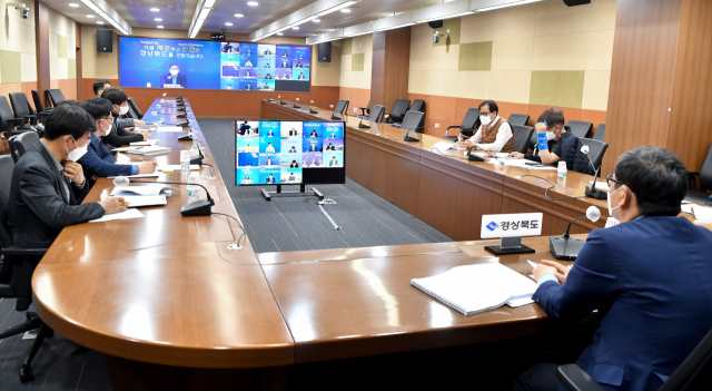 하대성(오른쪽 아래) 경북도 행정부지사가 19일 열린 국토부 제1차관 주재 국토교통예산협의회 영상회의에 참석, 현안 SOC 사업을 건의하고 있다. 경북도 제공