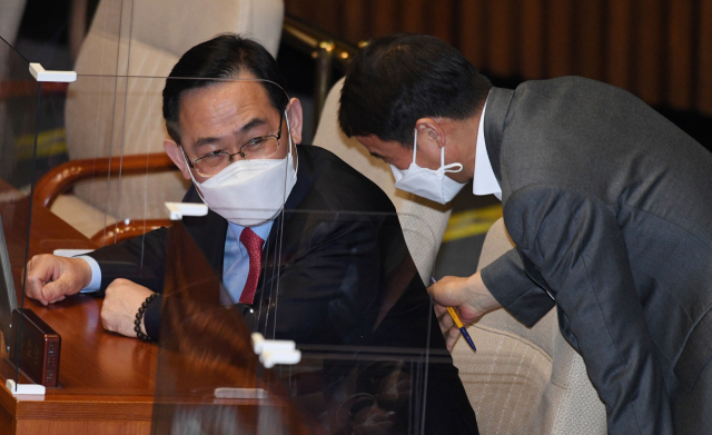 국민의힘 주호영 대표 권한대행(왼쪽)이 19일 서울 여의도 국회 본회의장에서 더불어민주당 한병도 원내수석부대표와 이야기하고 있다. 연합뉴스