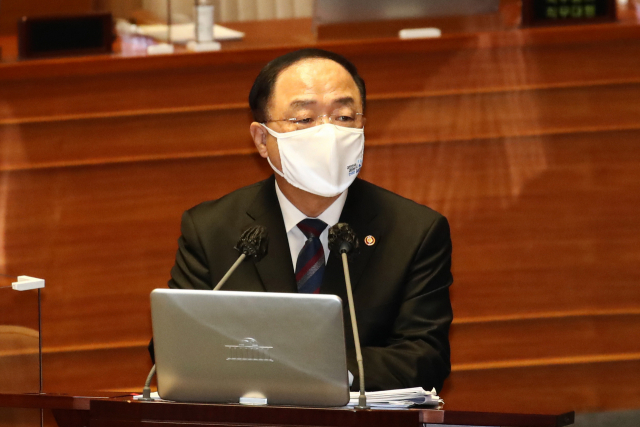 홍남기 국무총리 직무대행이 19일 서울 여의도 국회 본회의에서 진행된 정치·외교·통일·안보 분야 대정부질문에서 답변하고 있다. 연합뉴스