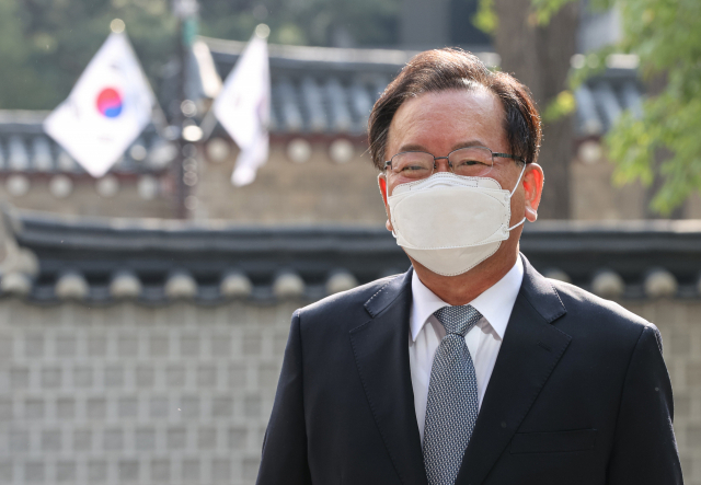 김부겸 국무총리 후보자가 19일 오전 인사청문 준비 사무실이 마련된 서울 종로구 통의동 금감원 연수원으로 출근하다 취재진 질문에 답하고 있다. 연합뉴스