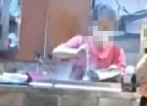 부산 한 식당에서 손님이 먹던 육수를 육수통에 넣었다가 다시 내줬다는 목격담이 나와 관할 구청이 현장 조사를 나선 결과 사실로 밝혀져 행정 조치에 나섰다. 온라인커뮤니티