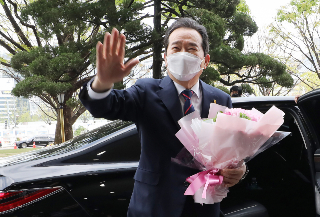 검정고시 출신으로 주목받는 정세균 전 국무총리가 지난 16일 정부서울청사 별관에서 이임식을 마치고 직원들에게 손을 흔들어 인사하고 있다. 연합뉴스