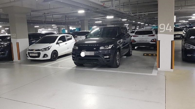 온라인 커뮤니티에 올라온 레인지로버 무개념 주차 사진. 보배드림 캡처
