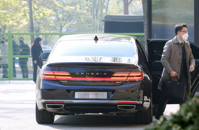 김진욱 고위공직자범죄수사처장이 지난 4월 20일 오전 관용차에서 내려 과천정부청사 내 공수처 사무실로 출근하고 있다. 연합뉴스