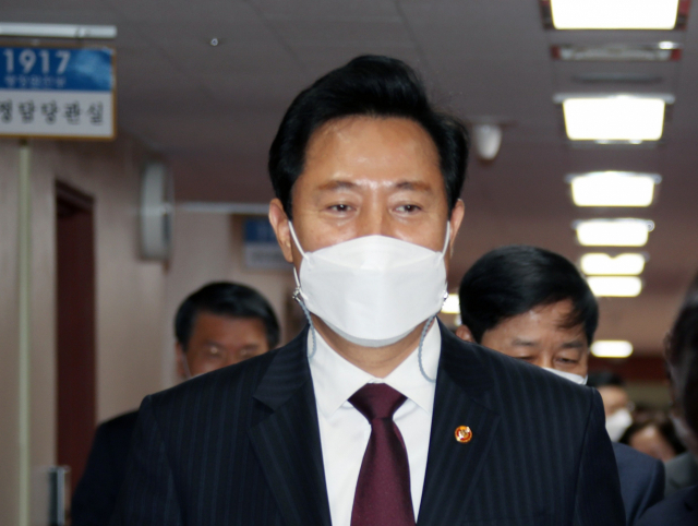 오세훈 서울시장이 20일 오전 정부서울청사에서 국무회의에 참석하고 있다. 연합뉴스