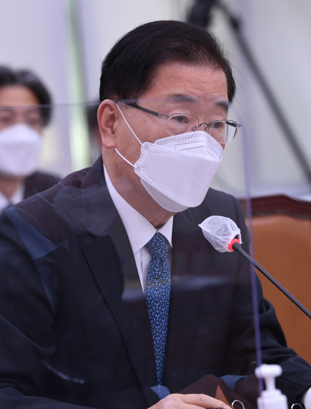 정의용 외교부 장관이 20일 서울 여의도 국회에서 열린 외교통일위원회 전체회의에서 의원들의 일본 정부 후쿠시마 원전 오염수 방류 결정 관련 질문에 답하고 있다. 연합뉴스