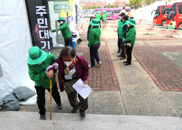 경북 의성군 새마을회원들이 거동이 불편한 75세 이상 노인들의 코로나19 백신 예방 접종을 위해 자원 봉사에 나서고 있다. 의성군 제공