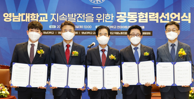 영남대학교 대학 본부, 총학생회, 교수회, 직원노동조합, 총동창회가 대학의 생존위기 극복과 지속발전을 위한 공동협력선언을 했다. 왼쪽부터 영남대 김동규 총학생회장, 최외출 총장, 정태일 총동창회장, 김삼수 교수회 의장, 권기영 직원노동조합 위원장. 영남대 제공