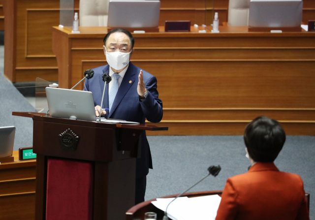 홍남기 국무총리 직무대행이 20일 오후 국회 본회의에서 열린 경제분야 대정부 질문에서 국민의힘 김은혜 의원으로부터 향후 코로나19 백신 확보 여부 등에 대한 질문에 답하고 있다. 연합뉴스