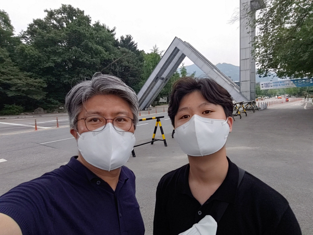 서울대학교 정문에서 기념촬영을 한 제상철·희성 씨 부자.
