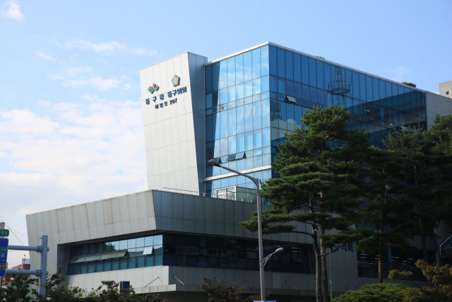 대구 동구의회가 20일 추가경정예산 수정안을 최종 의결하면서 동구청이 제안했던 구청 앞 분수 조성사업(예산 10억원)이 무산됐다. 사진은 대구 동구의회 전경. 매일신문 DB