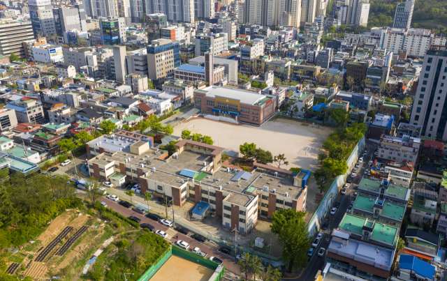 20일 오후 대구 수성구 범어2동 상공에서 바라본 범어초등학교 일대 모습. 김영진 기자 kyjmaeil@imaeil.com 닫기