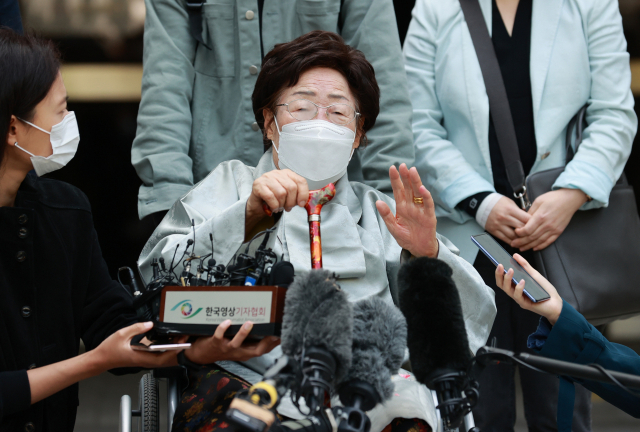 21일 서울 서초구 중앙지방법원에서 일본군 위안부 피해자들이 일본 정부를 상대로 국내 법원에 제기한 두 번째 손해배상 청구 소송 선고 공판이 끝난 뒤 이용수 할머니가 입장을 밝히고 있다. 연합뉴스