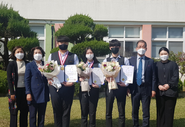 경북생활과학고 학생들이 2021년 경북기능경기대회에서 요리·제빵 직종에서 각각 금메달을 획득했다. 경북생활과학고 제공