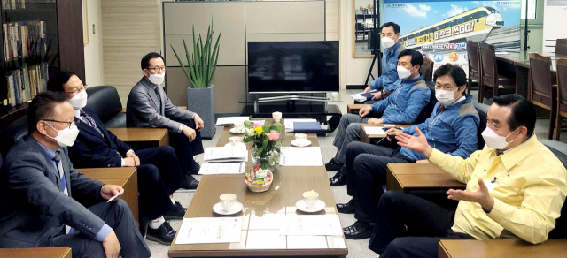 지난 20일 이익규 대구경북지방병무청장이 홍승활 대구도시철도공사 사장을 방문해 당면 현안에 대해 논의하고 있다. 대구경북지방병무청 제공