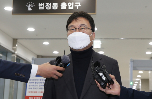 특정경제범죄가중처벌법 위반(배임·횡령), 업무상 횡령, 정당법 위반 등 혐의로 재판을 받는 무소속 이상직 의원이 16일 전북 전주지방법원에서 공판을 마치고 나와 취재진의 질문에 답하고 있다. 연합뉴스