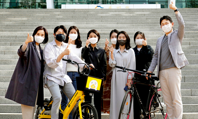 (재)수성문화재단 수성아트피아 직원들이 21일 수성아트피아 광장에서 