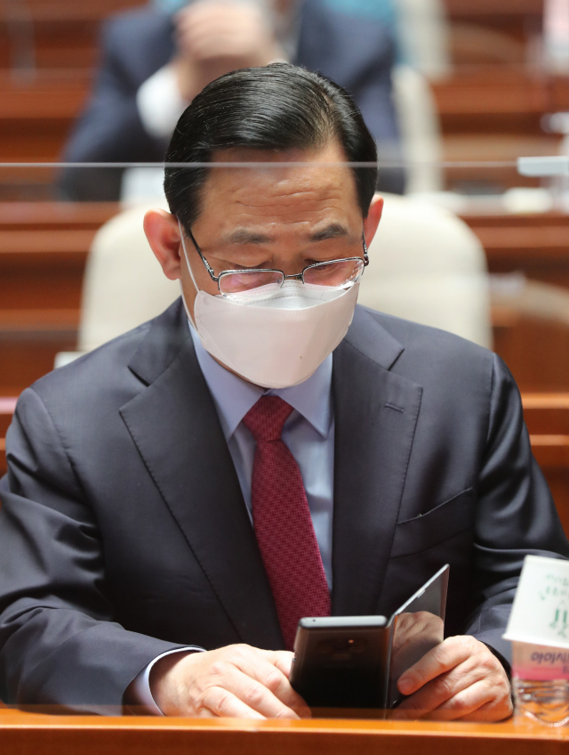 국민의힘 주호영 당 대표 권한대행이 21일 오후 서울 여의도 국회에서 열린 의원총회에서 휴대전화를 보고 있다. 연합뉴스