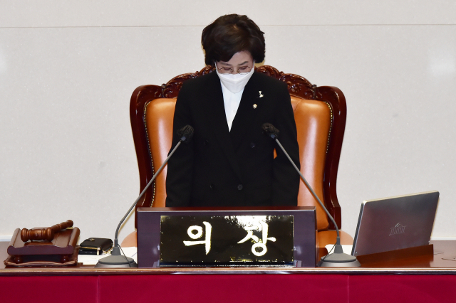 김상희 국회부의장이 21일 서울 여의도 국회 본회의에서 교육·사회·문화 분야 대정부질문을 주재하기에 앞서 지난 19일 야당 의원들을 향한 자신의 