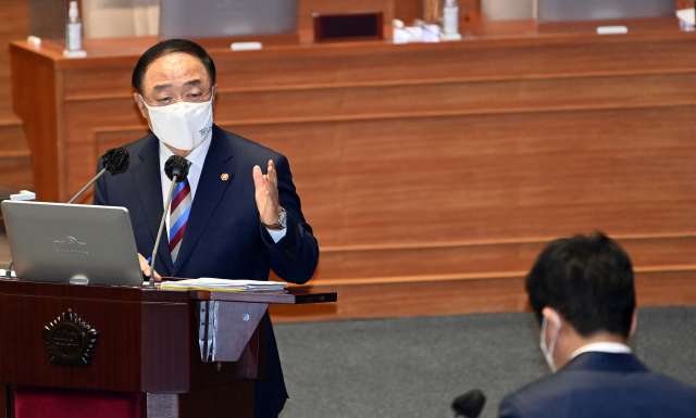 홍남기 국무총리 직무대행이 21일 서울 여의도 국회 본회의에서 진행된 교육·사회·문화 분야 대정부질문에서 답변하고 있다. 연합뉴스