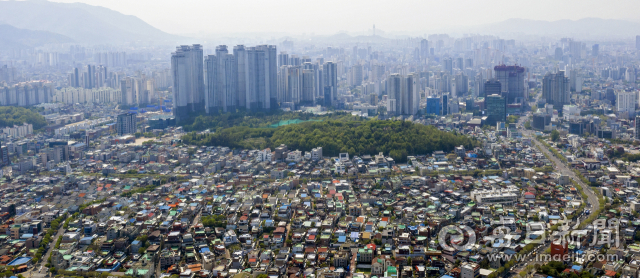 대구 수성구 범어동 대구MBC 부지 일대에 들어서는 대규모 주상복합아파트 사업 예정지에서 범어초등학교로 가는 1.2km 구간의 통학로가 생길 예정이다. 이 통학로는 등산로에 가깝다는 지적을 받고 있다. 21일 오후 대구 수성구 범어동 상공에서 바라본 야시골 공원 일대. 김영진 기자 kyjmaeil@imaeil.com