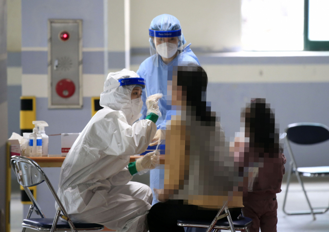 21일 오후 광주 남구 한 대형교회에 임시 선별진료소가 차려져 교인들을 상대로 코로나19 진단검사를 하고 있다. 집단감염이 발생한 남구 어린이집 교사가 지난 18일 이 교회에 머문 것으로 조사됐다. 연합뉴스