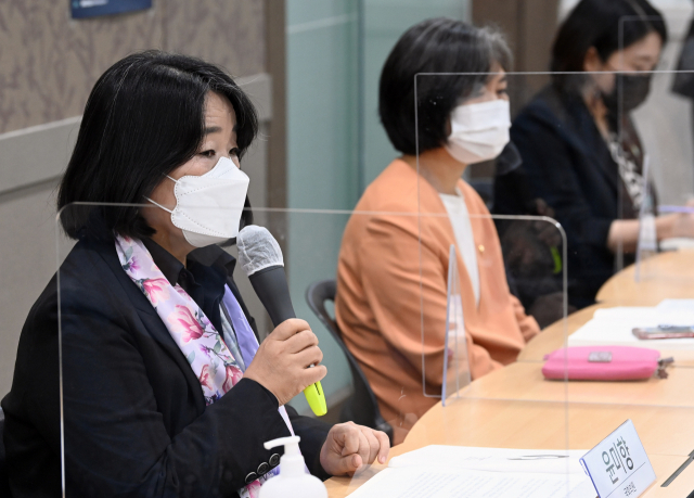 윤미향 더불어민주당 의원이 19일 서울 여의도 이룸센터에서 열린 경비노동자 과로사 방지를 위한 국회토론회에서 발언하고 있다. 연합뉴스
