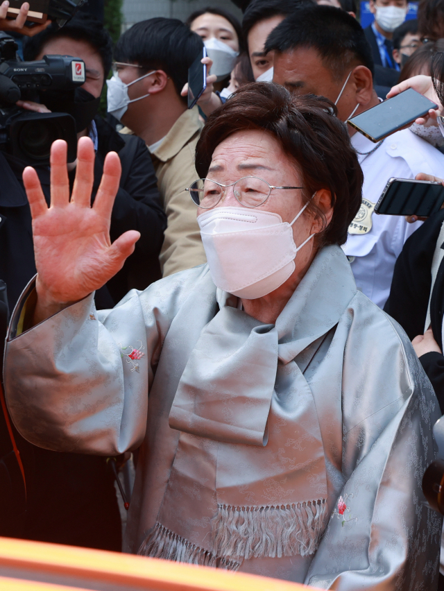 21일 서울 서초구 중앙지방법원에서 일본군 위안부 피해자들이 일본 정부를 상대로 국내 법원에 제기한 두 번째 손해배상 청구 소송 선고 공판이 끝난 뒤 이용수 할머니가 법원을 떠나며 입장을 밝히고 있다. 서울중앙지법 민사합의15부는 이날 고 곽예남·김복동 할머니와 이용수 할머니 등 피해자와 유족 20명이 일본을 상대로 낸 손해배상 청구 소송을 각하했다. 각하란 소송 요건을 갖추지 못한 경우 본안을 심리하지 않고 내리는 결정이다. 재판부는 일본 정부에