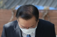 김부겸 국무총리 후보자가 21일 오전 인사청문회 준비 사무실이 마련된 서울 종로구 통의동 금융감독원 연수원으로 출근하며 인사하고 있다. 연합뉴스