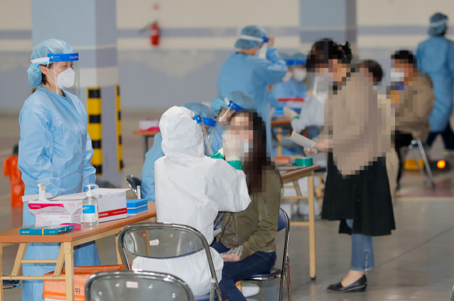 21일 오후 광주 남구 한 대형교회에 임시 선별진료소가 차려져 교인들을 상대로 코로나19 진단검사를 하고 있다. 집단감염이 발생한 남구 어린이집 교사가 지난 18일 이 교회에 머문 것으로 조사됐다. 연합뉴스