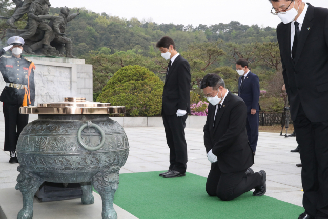 더불어민주당 윤호중 원내대표 겸 비상대책위원장이 22일 오전 원내대표단과 서울 동작구 국립서울현충원 방문, 현충탑 앞에서 무릎을 꿇고 참배하고 있다. 연합뉴스