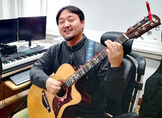 제주어 지킴이라고 자신을 소개한 박순동씨는 제주어로 된 노래를 부르고, 제주어를 학생들에게 가르치는 일이 세상에서 가장 행복하다고 말한다.