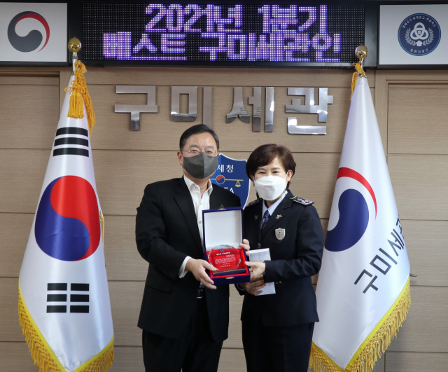 손영환 구미세관장이 박은지(오른쪽) 관세행정관을 