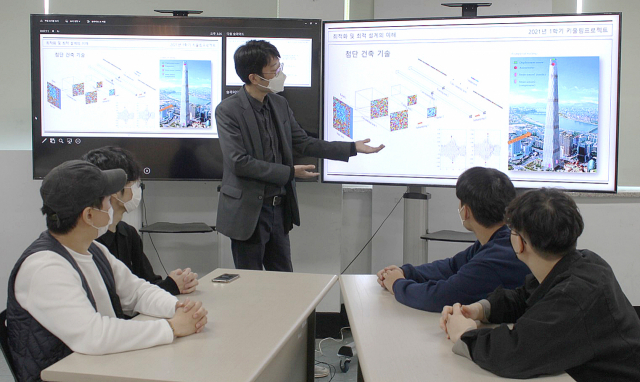 경일대 건축학부 오병관 교수가 학생들에게 스마트 건축 구조 설계 기술을 가르치고 있다. 경일대 제공