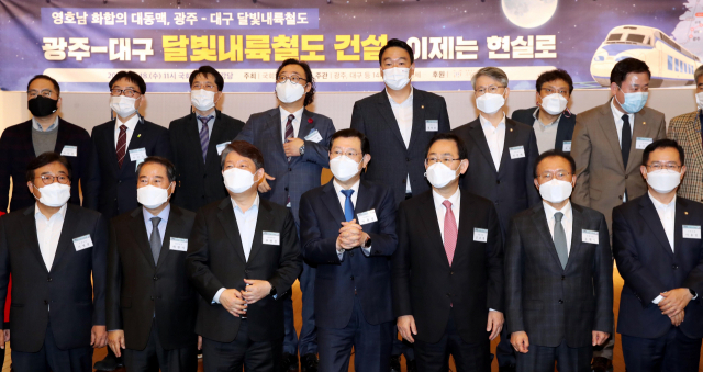 국민의힘 주호영 원내대표를 비롯한 여야 영호남 국회의원들과 권영진 대구시장, 이용섭 광주시장 등 참석자들이 18일 서울 여의도 국회도서관에서 열린 대구-광주 달빛내륙철도건설 국회 토론회에서 기념사진 촬영을 준비하고 있다. 연합뉴스