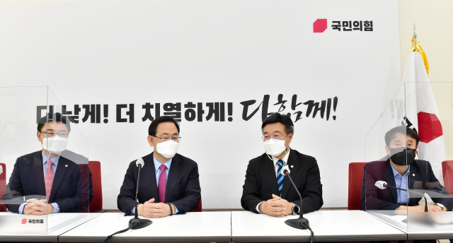 더불어민주당 윤호중 원내대표 겸 비상대책위원장(오른쪽 두 번째)이 22일 서울 여의도 국회에서 국민의힘 주호영 당 대표 권한대행을 예방, 대화하고 있다. 연합뉴스