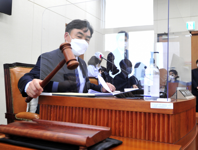 국회 정무위원회 윤관석 위원장이 22일 오전 서울 여의도 국회에서 열린 정무위 전체회의에서 개의 선언을 하고 있다. 연합뉴스